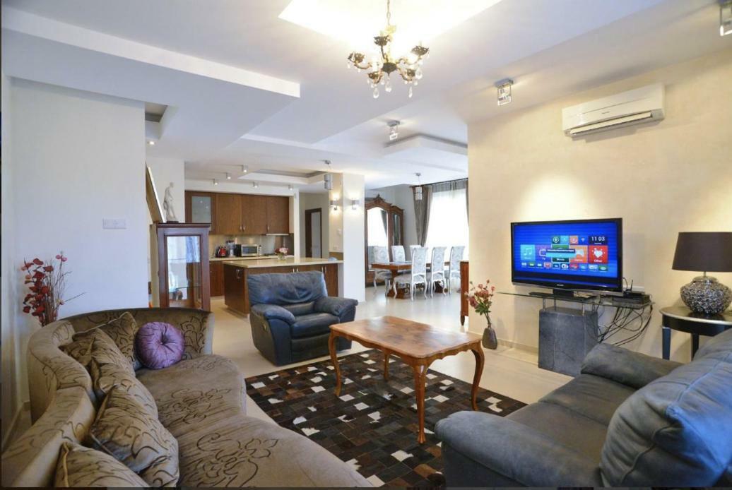 Apartamento Huge Penthouse With Private Pool Paphos Exterior foto